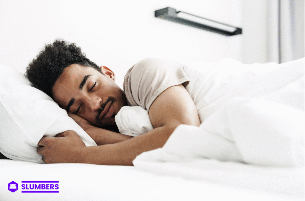 homme qui dort sur le ventre dans son lit