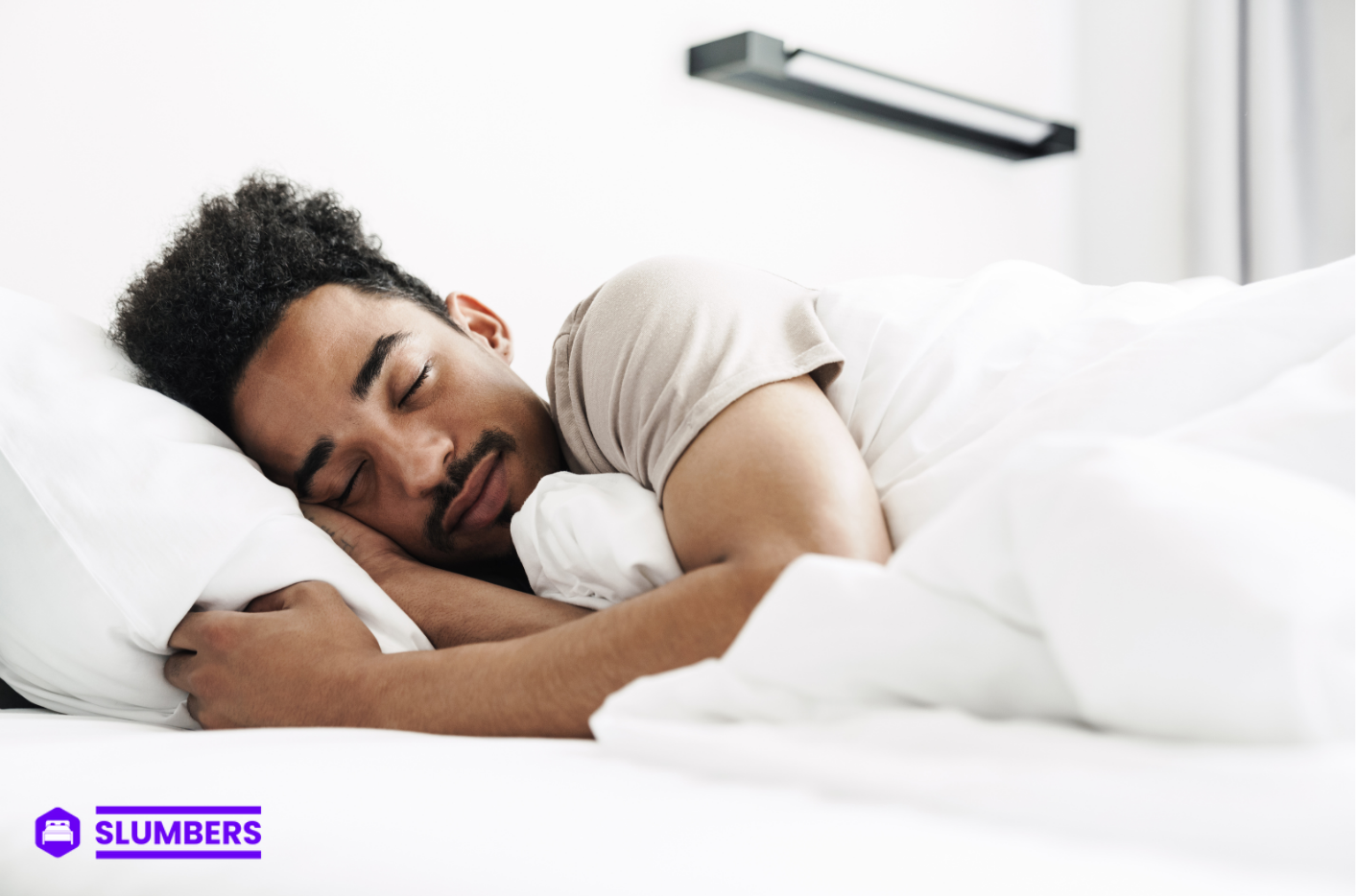 homme qui dort sur le ventre dans son lit