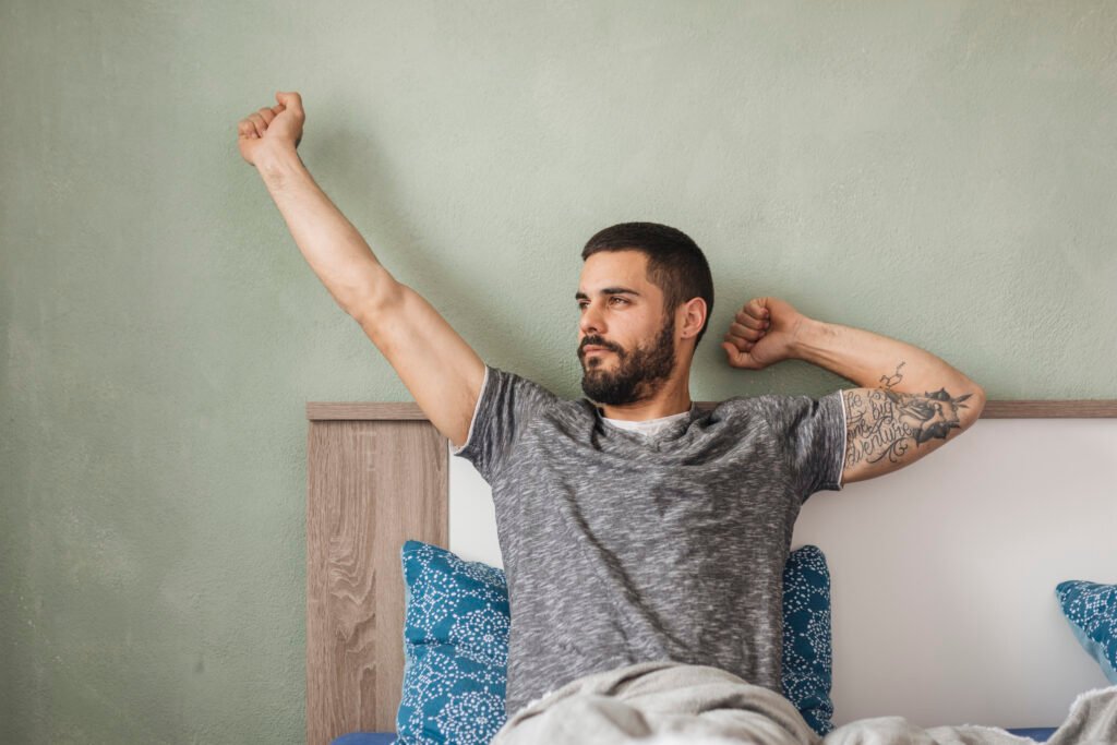 photo d'un homme qui s'étire au réveil