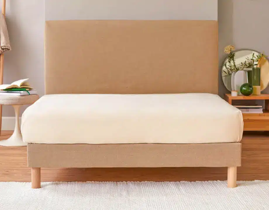 Protège matelas de la marque kipli sur un matelas
